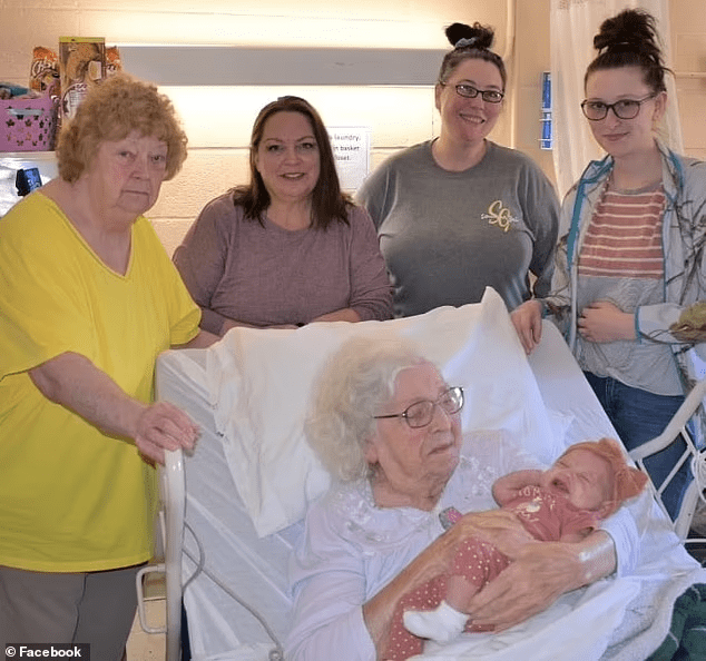 Six generations of women are captivated in one room as Kentucky woman MaeDell Taylor Hawkins meets her great-great-great-granddaughter for the first time.